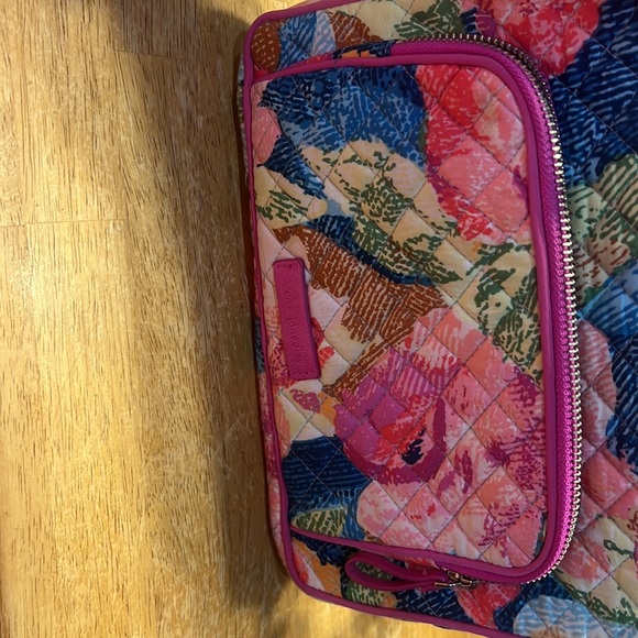 Vera Bradley Cross body all in one purse. Only used 1 time. - Picture 2 of 5